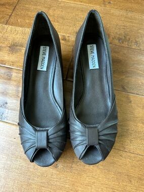 Steve Madden Brown Peep-Toe Bow Platforms - Size 7